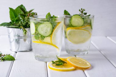 Serinletici salatalık kokteyl, limonata, bir bardak suda detoks. Yaz içeceği.