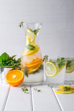 Maden suyu bir limonlu dilimler ve nane 