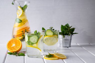 Serinletici salatalık kokteyl, limonata, bir bardak suda detoks. Yaz içeceği.