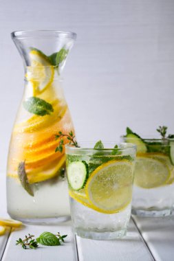 Maden suyu bir limonlu dilimler ve nane 