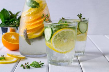 Meyve ve bitki su infüzyon. Soğuk serinletici vitamini Detoks su