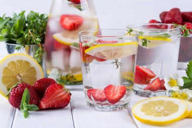 Çilek ve otlar ile soğuk taze ev yapımı limonata. Maden suyu Detoks