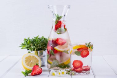 Meyve ve bitki su infüzyon. Soğuk serinletici vitamini Detoks su.