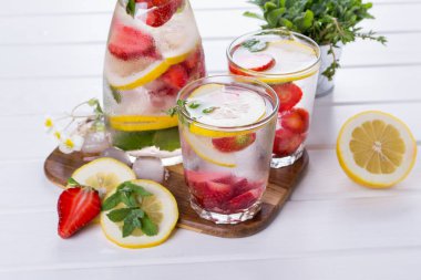 Çilek ve otlar ile soğuk taze ev yapımı limonata. Maden suyu Detoks