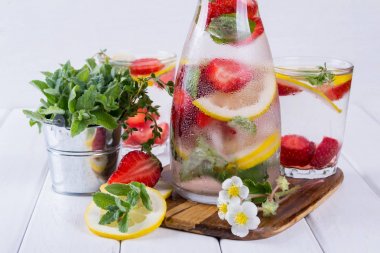 Çilek ve otlar ile soğuk taze ev yapımı limonata. Maden suyu Detoks