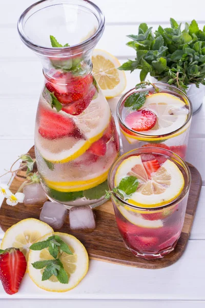 Kalte, frische hausgemachte Limonade mit Erdbeeren und Kräutern. Sodawasser entgiften — Stockfoto