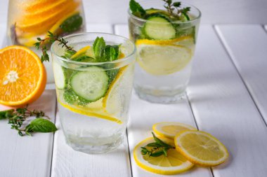 Serinletici salatalık kokteyl, limonata, beyaz bir arka plan üzerine bir bardak suda Detoks.