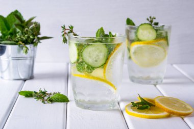 Serinletici salatalık kokteyl, limonata, beyaz bir arka plan üzerine bir bardak suda Detoks.
