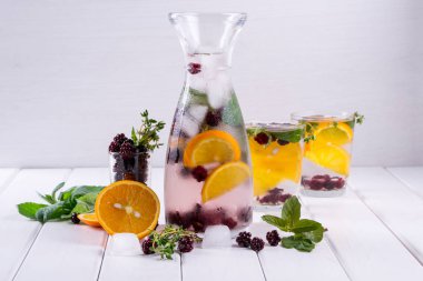 Blackberry ve otlar ile soğuk taze ev yapımı limonata. Maden suyu Detoks