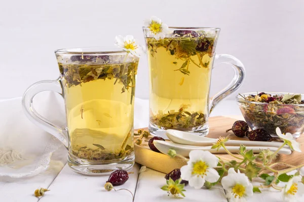 Tè di erbe e fiori utili. Due tazze di vetro. Ingredienti del tè — Foto Stock