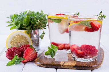 Meyve ve bitki su infüzyon. Soğuk serinletici vitamini Detoks su