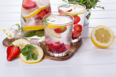 Çilek ve otlar ile soğuk taze ev yapımı limonata. Maden suyu Detoks
