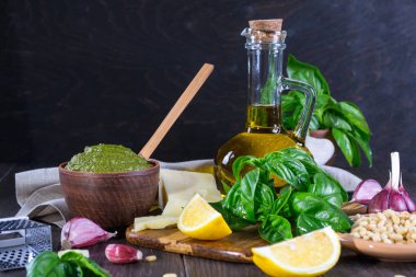 ev yapımı pesto için malzemeler: fesleğen, parmesan, çam fıstığı, sarımsak, zeytinyağı 