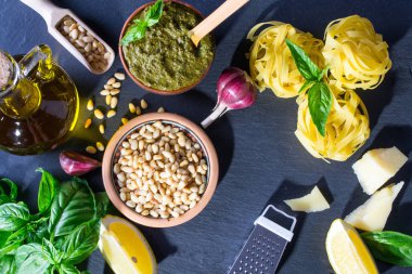  Fesleğen pesto sos. Malzemeyi yukarıdan Siyah Kara tahta zemin üzerine.