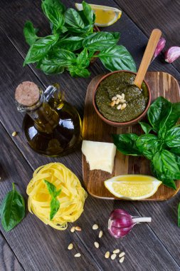 Kil kase taze İtalyan fesleğen pesto sos ve pişmemiş makarna ile pişirme malzemeleri