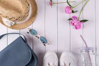 Kadın arka plan için gerekli yaz aksesuarları. Kopya alanı ile Üstten Görünüm