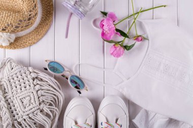 Bayanlar yaz aksesuarları makrome çanta, gözlük, şapka, spor ayakkabılar, çiçekler, kavanoz