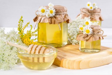 Tam taze sıvı bal tencere ve bal yaz kır çiçekleri ile sopa