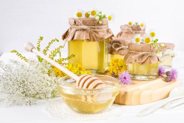 Tam taze sıvı bal tencere ve bal yaz kır çiçekleri ile sopa