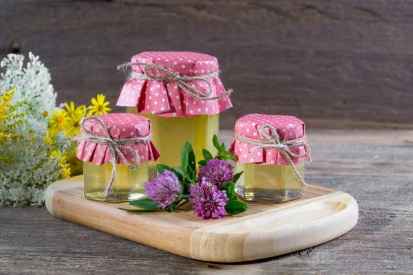 Beyaz masa üzerinde bir kavanoz, çiçekler ve bal ayı'yı tatlım