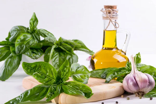 Sarımsak ve beyaz masaya zeytin yağı ile yeşil taze fesleğen