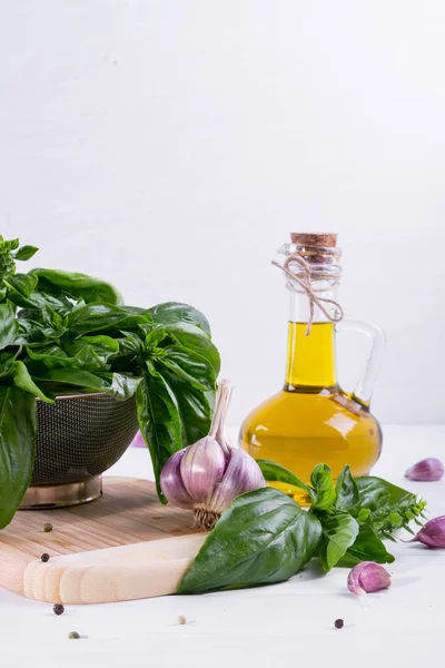 Sarımsak ve beyaz masaya zeytin yağı ile yeşil taze fesleğen