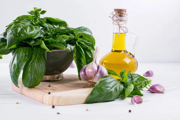 Sarımsak ve beyaz masaya zeytin yağı ile yeşil taze fesleğen