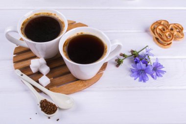 Bir fincan kahve çay hindiba İçecek sıcak içecek hindiba çiçek ve şeker kurabiye ile. Natürmort kahvaltı ile