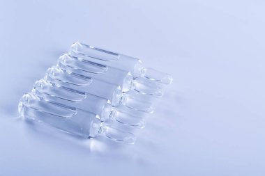 Ampul tıp enjeksiyon için kümesi. Düz yatıyordu.