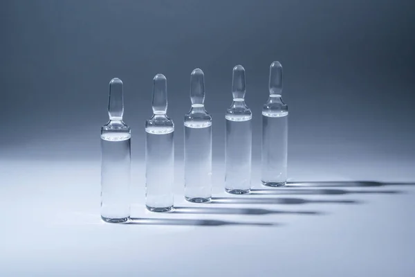 Rangée d'ampoules avec médicament — Photo