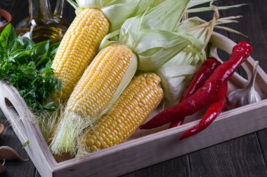 Sıcak biber sarımsak ve otlar ile üzerinde ham sarı mısır. Meksika Mısır