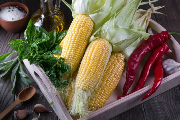 Sıcak biber sarımsak ve otlar ile üzerinde ham sarı mısır. Meksika Mısır