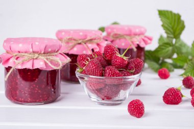 Satır ve taze ahududu Frambuaz reçeli ile kavanoz yerleştirilir 