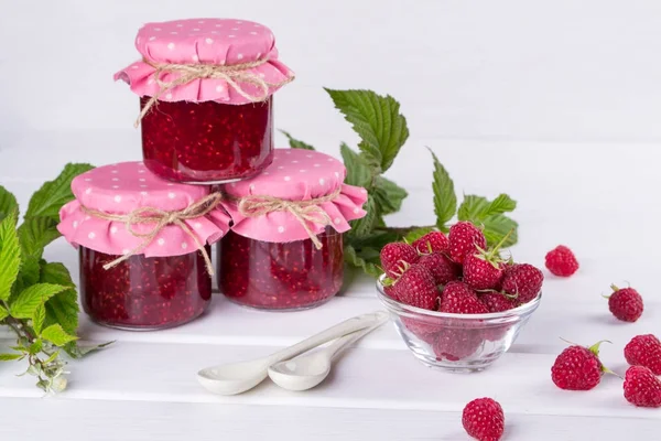 Kahvaltı ve taze ahududu için ev yapımı Ahududu reçeli