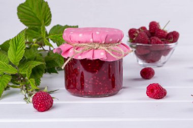 Kahvaltı ve taze ahududu için ev yapımı Ahududu reçeli