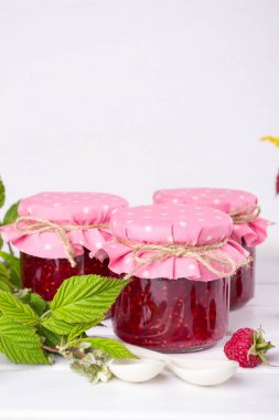 Korunmuş berry. Ev yapımı Frambuaz reçeli Cam Kavanoz