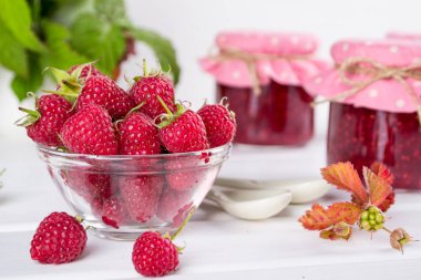 Korunmuş berry. Ev yapımı Frambuaz reçeli Cam Kavanoz