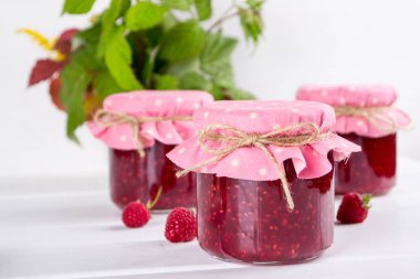 Korunmuş berry. Ev yapımı Frambuaz reçeli Cam Kavanoz