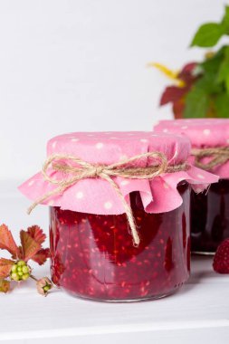 Satır ve taze ahududu Frambuaz reçeli ile kavanoz yerleştirilir