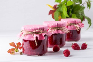 Satır ve taze ahududu Frambuaz reçeli ile kavanoz yerleştirilir