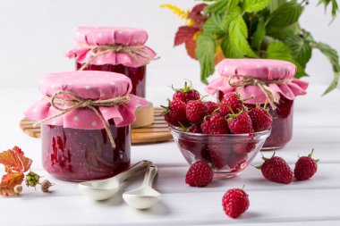 Korunmuş berry. Ev yapımı Frambuaz reçeli Cam Kavanoz