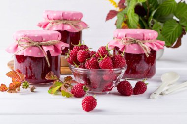 Ahududu reçeli cam, taze olgun Ahududu ve yeşil yaprakları