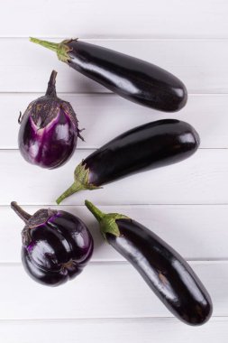 Farklı renk ve beyaz arka plan üzerinde çeşitli mor patlıcan