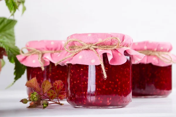 Ahududu reçeli cam, taze olgun Ahududu ve yeşil yaprakları