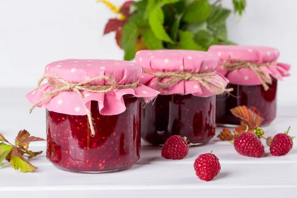 Kahvaltı ve taze ahududu için ev yapımı Ahududu reçeli