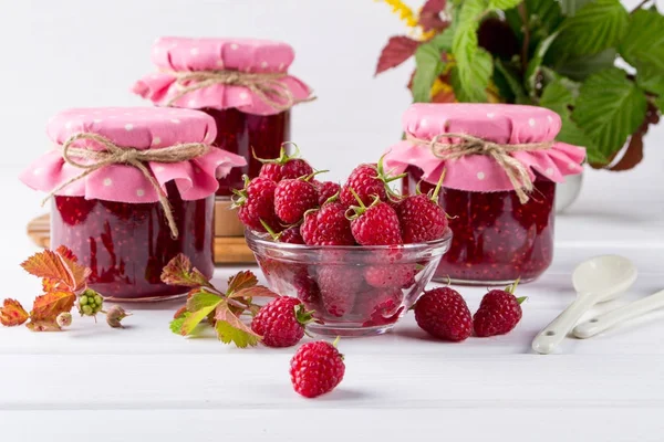 Ahududu reçeli cam, taze olgun Ahududu ve yeşil yaprakları