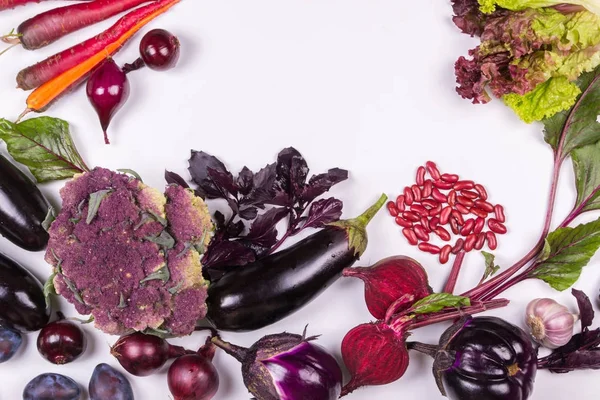 Taze çiğ mor homegrown sebze beyaz tablosundaki ürün yelpazesine