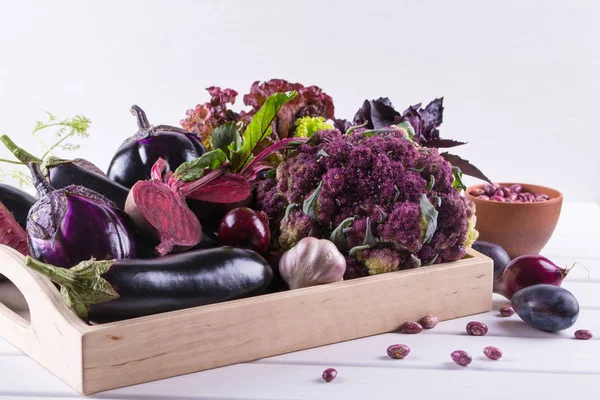 Taze çiğ mor homegrown sebze beyaz tablosundaki ürün yelpazesine