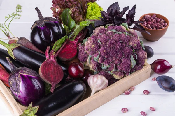 Assortiment van verse paarse homegrown rauwkost op witte tafel — Stockfoto