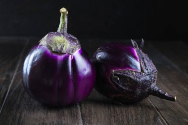 Çiğ mor yuvarlak patlıcan